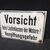 Vorsicht beim Laufenlassen der Motore! Vergiftungsgefahr (Gewölbtes Emailleschild um 1950)