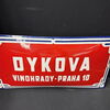 Dykova - Vinohrady Praha 10 (Stark gewölbtes  großes tschechisches Emaille- Straßenschild)