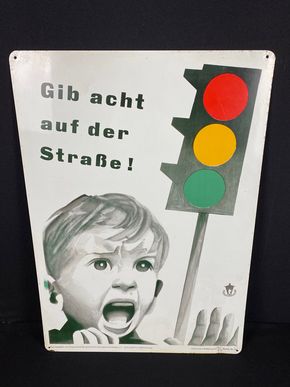 Gib acht auf der Strasse !  Blechschild Warnschild Unfallverhütung 60 x 42 cm um 1960