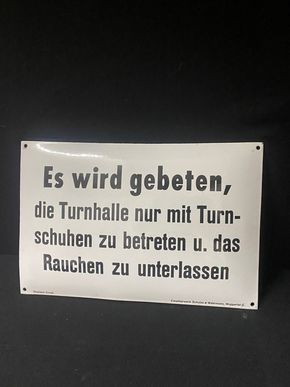 Es wird gebeten die Turnhalle mit Turnschuhen zu betreten - Emailschild um 1930