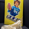 Pez Peppermint Pin-Up Werbeschild Pez-Frau - 80 x 54 cm - AT um 1960 - sig. Brause