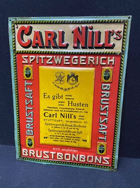 Carl Nill’s Spitzenwegerich Brustbonbons (Geprägtes Blechschild um 1905)
