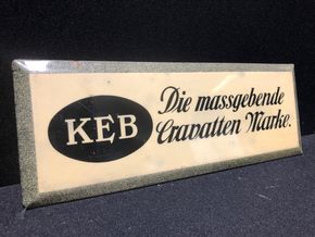 KEB - Die massgebende Cravatten Marke (Um 1925) Blechschild mit Semi-Glas-Überzug (A9)