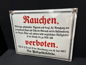 Rauchen verboten (Gewölbtes Emailleschild um 1925)