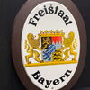 Freistaat Bayern Emailschild auf schweren Holzrahmen (Neuzeitlich)