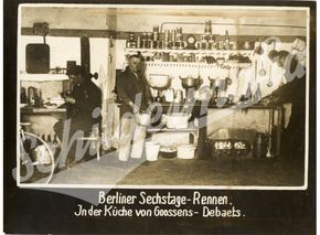 Berliner Sechstage-Rennen Foto-„Postkarte“ - Küche von Goossens - Debaets (Um 1930)