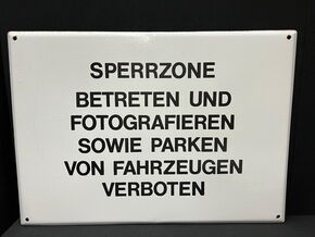 Sperrzone Hinweisschild (Wohl 60er Jahre / Schräg abgekantet)