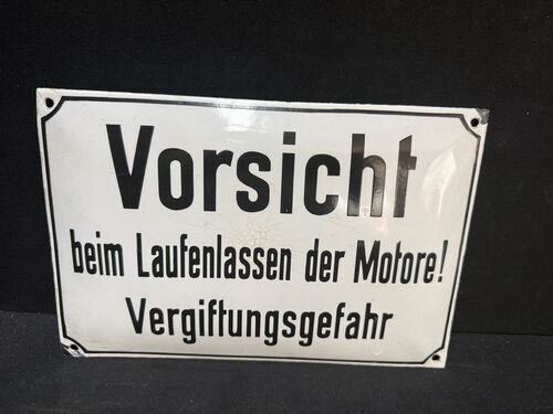 Vorsicht beim Laufenlassen der Motore! Vergiftungsgefahr (Gewölbtes Emailleschild um 1950)