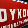 Dykova - Vinohrady Praha 10 (Stark gewölbtes  großes tschechisches Emaille- Straßenschild)