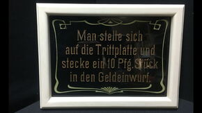 Automaten-Glas-Hinweisschild (um 1900) im neuzeitlichen Rahmen