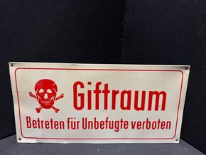 Giftraum - Totenkopf - Altes Blechschild 35 x 17 cm - D um 1950