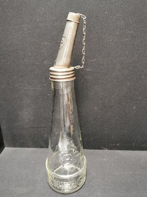 BP - Energol Ölflasche (klares Glas) mit Originalausgießer und vollständiger Deckelkette (50er Jahre)