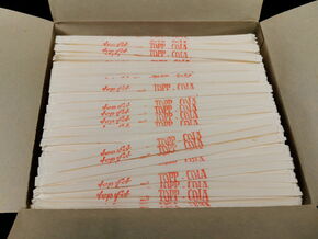 Topp Cola Originalkarton mit unzähligen Strohhalmen (Um 1958)