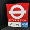 Londoner Bus-Stop - Beidseitig emailliertes Emailleschild aus der Zeit um 1970
