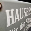 Hausbesorger - Hinweisschild mit schablonierten Buchstaben (Österreich / Um 1950)