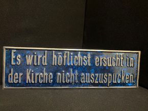 Es wird höflichst ersucht in der Kirche nicht auszuspucken - extrem altes Blechschild - Wien um 1915