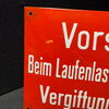 Vorsicht beim Laufenlassen der Motoren ! Vergiftungsgefahr ! Emailschild Zuckerguss 30 x 20 cm