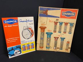 Daimon Werbeaufsteller Set - Daimon Taschenlampen & Campinglampe - Um 1955 