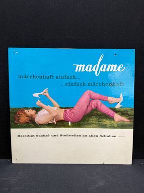 Madame Schuhfarbe - Zum Ausbessern von Schürf- und Stoßstellen (Pappwerbeschild um 1970)