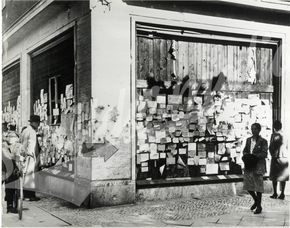 „Schwarzes Brett“ an einer  Berliner Hauptstraße am 19.07.1945
