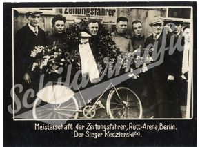 Radrennen: Meisterschaft der Zeitungsfahrer - Foto-„Postkarte“ (Um 1930)