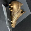 Adidas Werbeschuh aus Metallguss auf Marmorfuss