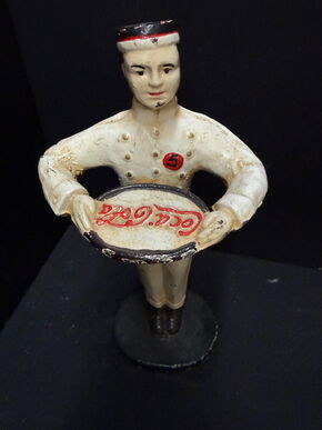 Coca Cola Figur mit Tablett aus schweren Guss (Niederlande um 1985)