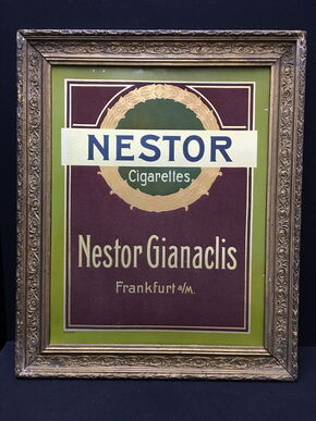 Nestor Cigarettes Blechschild im Stuckrahmen mit „Samtüberzug“ (Um 1915)