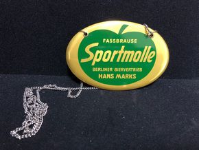 Biervertrieb Hans Marks Berlin  / Fassbrause Sportmolle (Zapfhahnblechschild mit Korkrückseite) um 1960