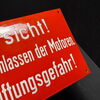 Vorsicht beim Laufenlassen der Motoren ! Vergiftungsgefahr ! Emailschild Zuckerguss 30 x 20 cm