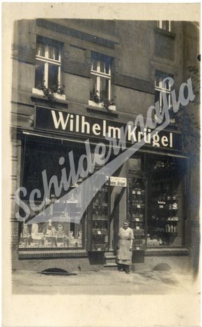 Postkarte mit alter Reklame im Schaufenster