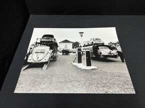 VW Käfer auf Transportwagen mit Tankstelle
