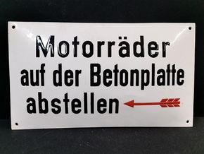 Motorräder auf der Betonplatte abstellen - Gewölbtes Hinweisschild (1930/1950)