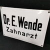 Dr. E. Wende Zahnarzt / Gewölbtest Schild mit zuckergussartiger Schrift