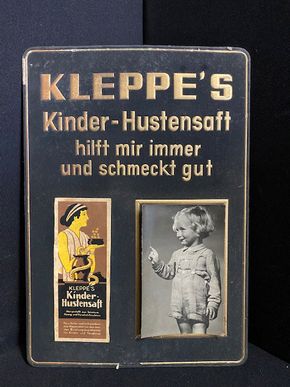 Kleppe´s Kinder Hustensaft Pappschild mit Stoffüberzug - um 1910 