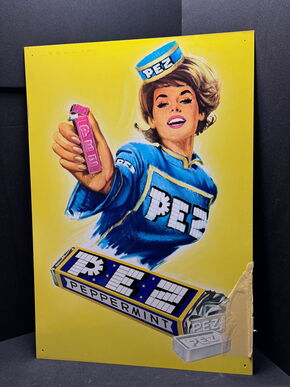 Pez Peppermint Pin-Up Werbeschild Pez-Frau - 80 x 54 cm - AT um 1960 - sig. Brause