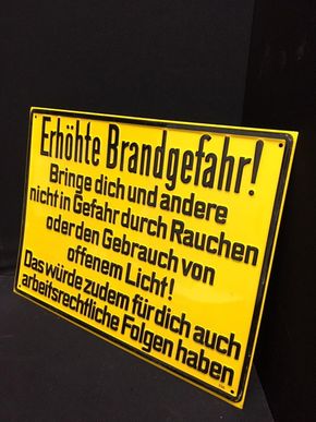 Erhöhte Brandgefahr - arbeitsrechtliche Folgen Blechschild um 1960