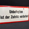 Unbefugten ist der Zutritt verboten! (Leicht gewölbtes Emailleschild um 1955)