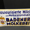 Badener Molkerei - Pasteurisierte Milch und Molkereiprodukte (Gewölbtes Emailleschild aus Österreich/ Um 1925)