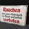  Rauchen und jeder Gebrauch von Feuer polizeilich verboten (Emailschilder um 1925)