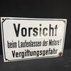 Vorsicht beim Laufenlassen der Motore! Vergiftungsgefahr (Gewölbtes Emailleschild um 1950)