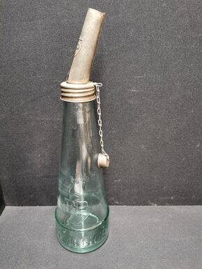 BP Energol Ölflasche (grünliches Glas) mit Originalausgießer und vollständiger Deckelkette (50er Jahre)