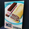 Mili Eiskrem - Für Nachtisch und Kaffeetafel / Fantastisches Blechschild um 1958