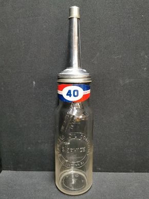 Standard Oil Company - Original Ölflasche mit Ausgießer, Deckelchen und ultra seltener Zahlenblechbanderole - Hier die Ziffer 40.