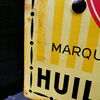 Victory Oil Blechschild mit dicker Schriftprägung (Belgien, um 1920)