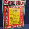 Carl Nill’s Spitzenwegerich Brustbonbons (Geprägtes Blechschild um 1905)