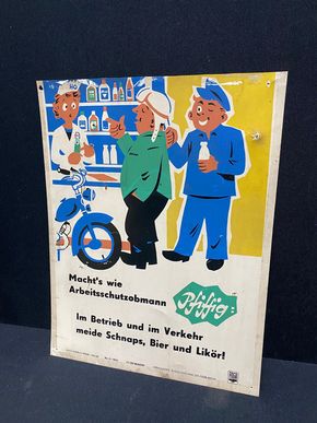 Arbeitsschutzobmann Pfiffig - Kunststoffschild zur Verkehrserziehung (DDR / 60er Jahre)
