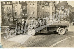 Foto im Postkartenstil mit 2 alten Shell Tankwagen