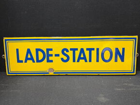 Lade-Station / Varta Lade-Station (abgekantetes Zusatzschild um 1955)