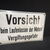 Vorsicht beim Laufenlassen der Motore! Vergiftungsgefahr (Gewölbtes Emailleschild um 1950)